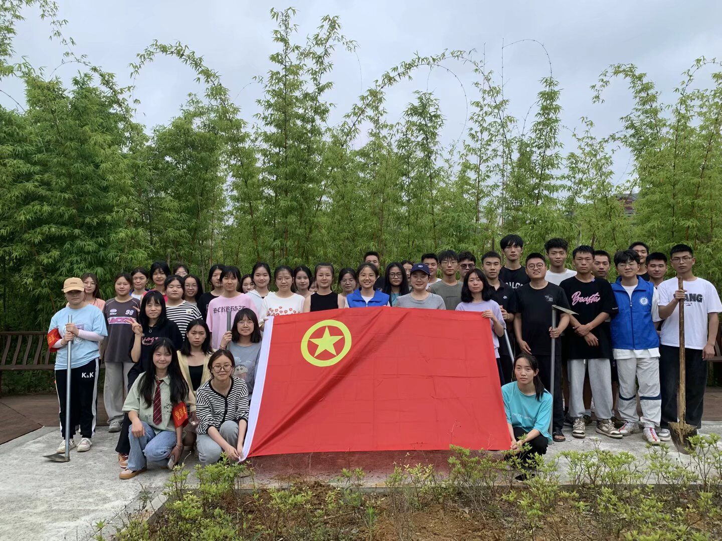 公司团委开展“花美校园”志愿活动